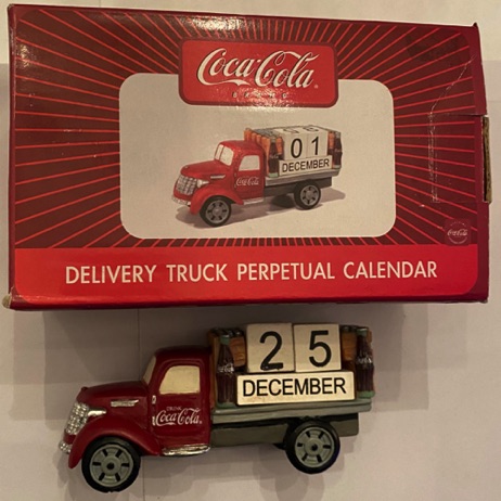 2301-1 € 25,00 coca cola kalender in vorm van auto losse blokjes op datum te verzetten.jpeg